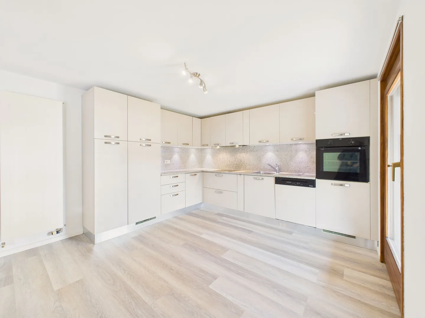 Exclusive semi-detached villa with large garden and private pool in Bellinzona, TI - Photo 7 of 13