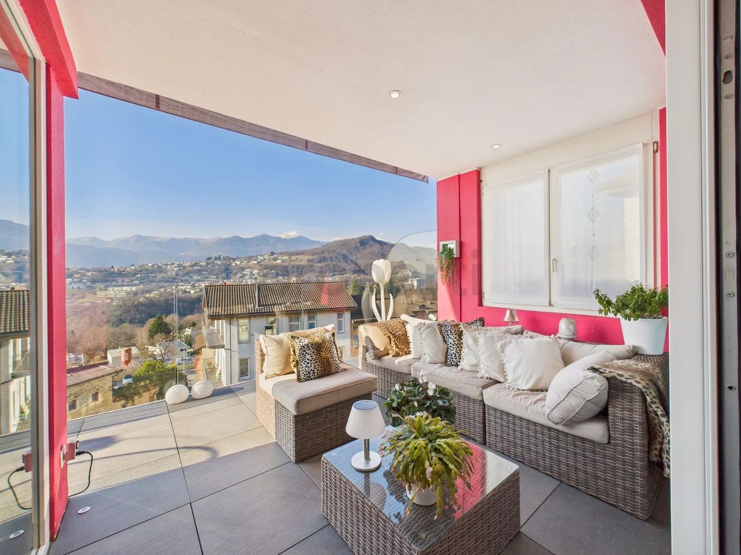 Elegante casa indipendente 6.5 locali con giardino e vista aperta a Davesco-Soragno - Foto 9 di 13