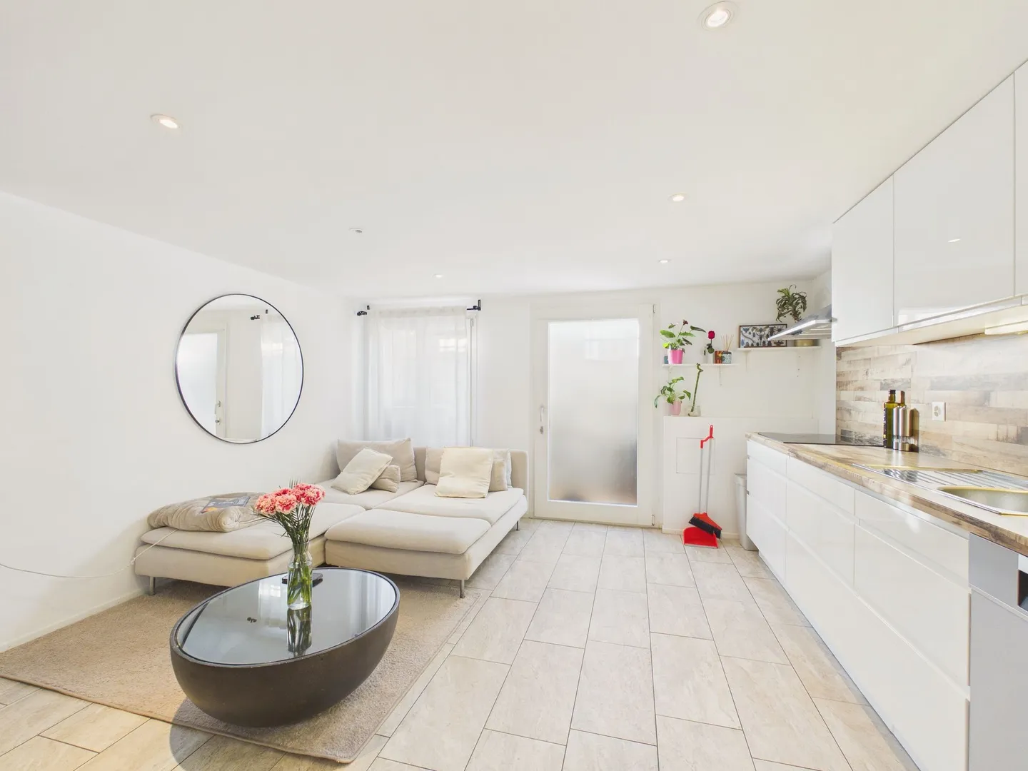 Flexible Living Wonder in Weiach: High-Quality Ground Floor Apartment with XL Garage and Separate 1.5-Room Apartment - Photo 10 of 13