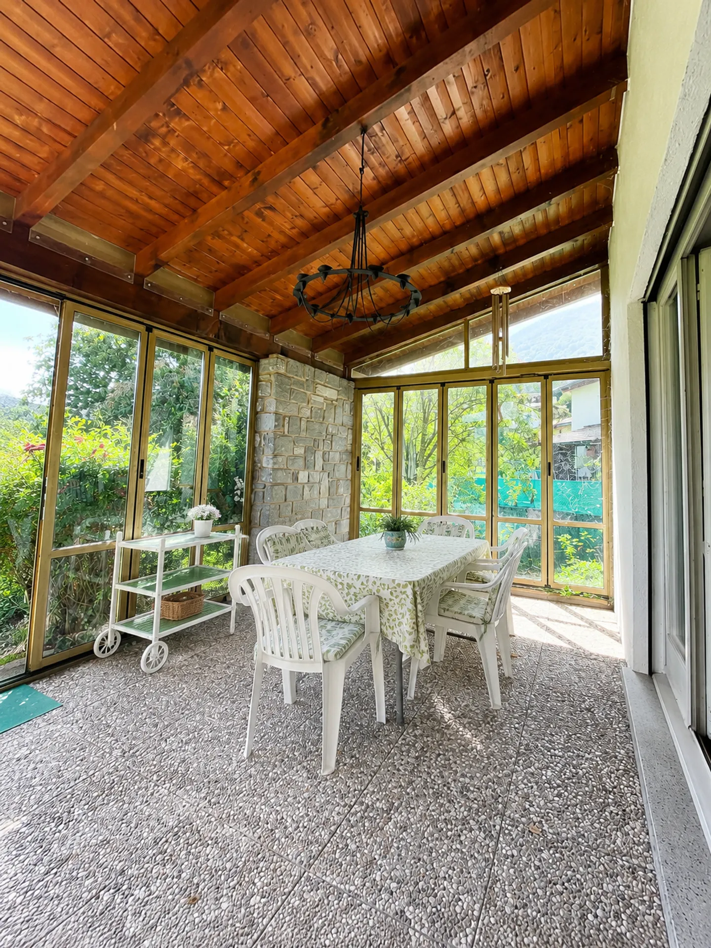 Terreno di 1000 m², ampio potenziale di ristrutturazione e pergola con camino - Foto 5 di 10