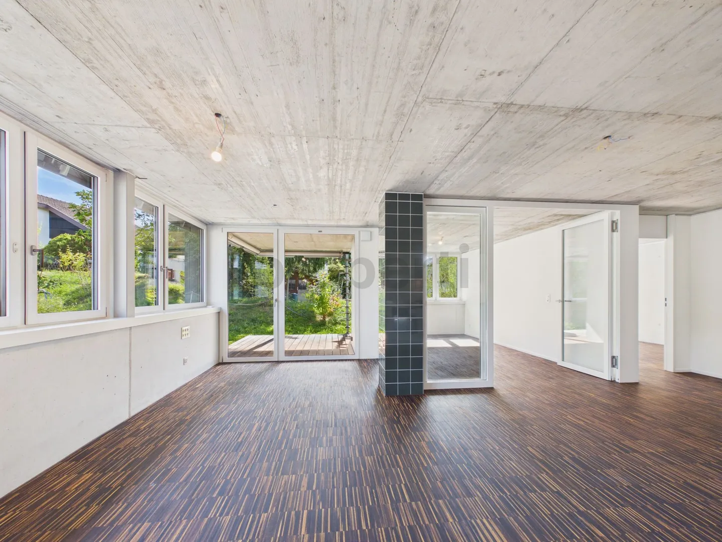 Neubau von 2023 mit Fussbodenheizung: Barrierefrei mit Aufzug, EV-Ladestation und tiefen Nebenkosten - Foto 2 di 9