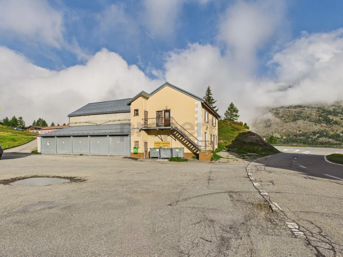 Gioiello storico del passo a 2'005 m s.l.m.: 228 m² di superficie abitabile, sfondo alpino da sogno e utilizzo versatile - Foto 5 di 8