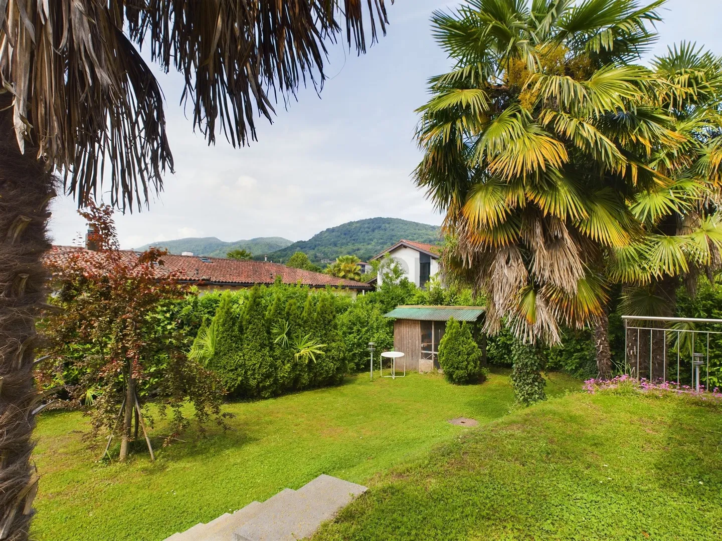 Modernes 7.5-Zimmer-Einfamilienhaus in Caslano mit Blick ins Grüne / Vendiamo casa indipendente 7.5 a Caslano - bellissimo quartiere vicino al Lago - Foto 1 di 10