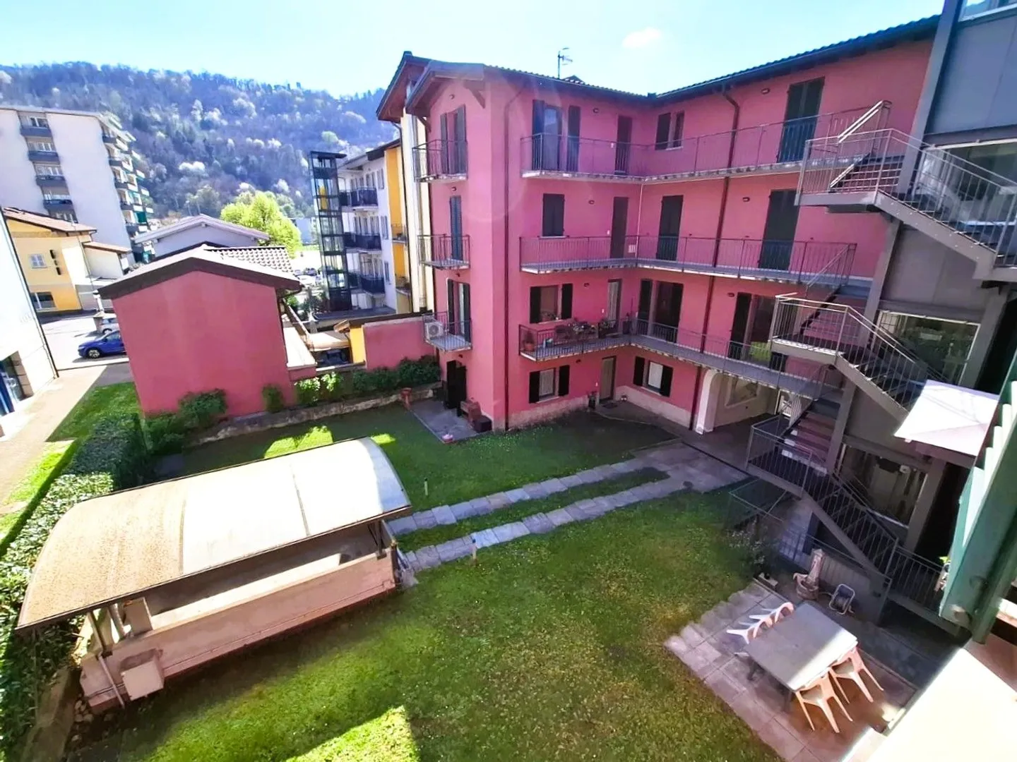 Living in a historic courtyard in Chiasso: 5-room apartment in a central location - Photo 2 of 12