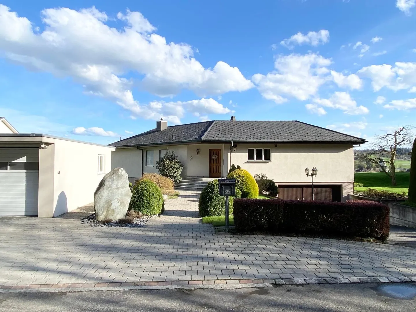 Renoviertes Einfamilienhaus mit Grünblick, Doppelgarage, Cheminée und grossem Grundstück - Photo 1 of 9