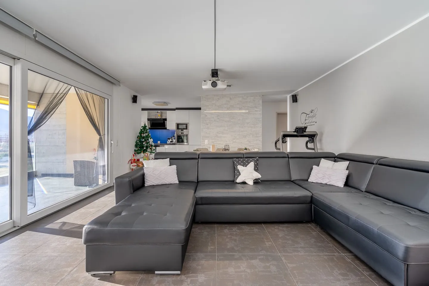 Spacious 4.5-room apartment in Arbedo Castione - Photo 1 of 13