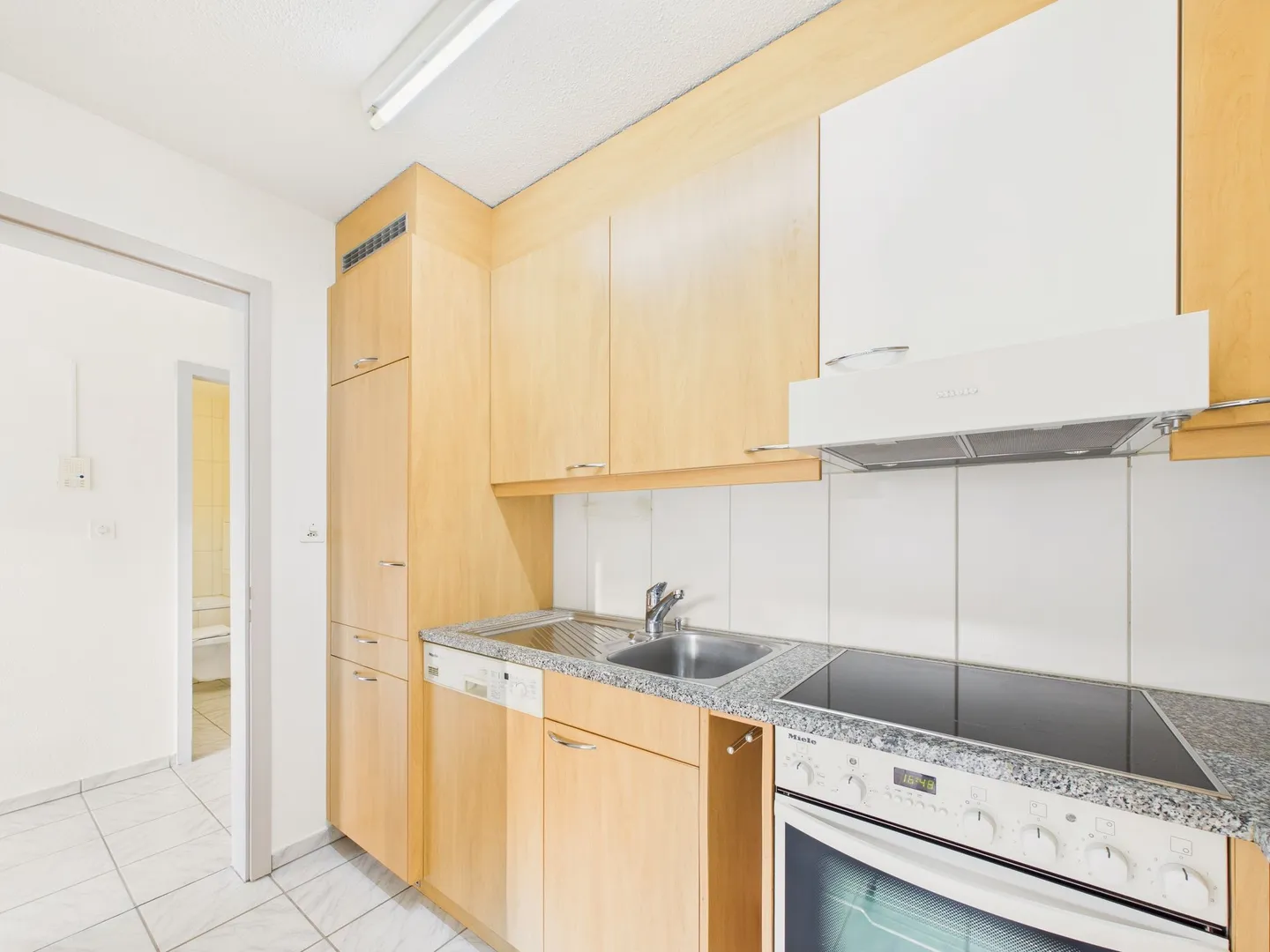 Cozy and bright apartment with balcony in the quiet Schoren district of Reinach AG - Photo 2 of 8