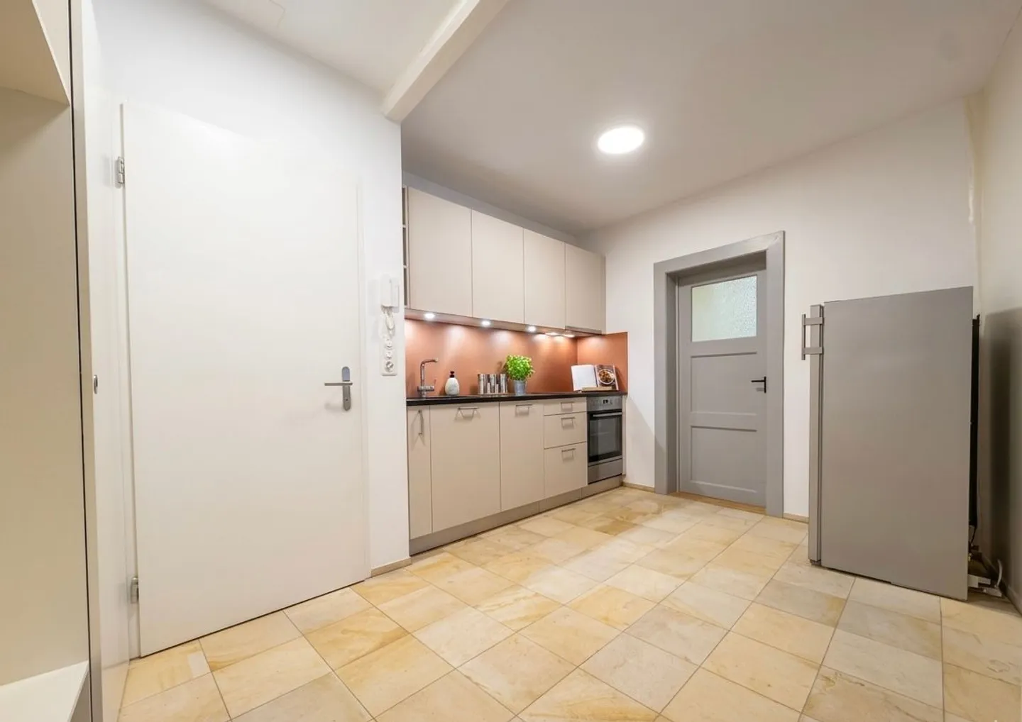 Charmante und frisch renovierte 2.5-Zimmer-Wohnung an sonniger und ruhiger Lage in Twann - Photo 4 of 8