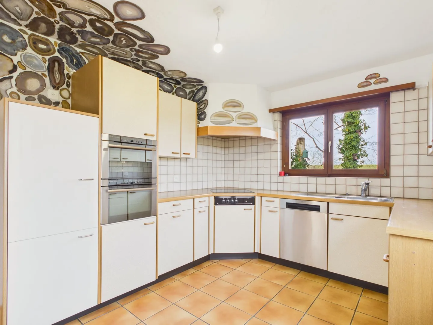 Ampia casa plurifamiliare di 4,5 stanze con una magnifica vista sul verde a Münchenwiler - Foto 4 di 12