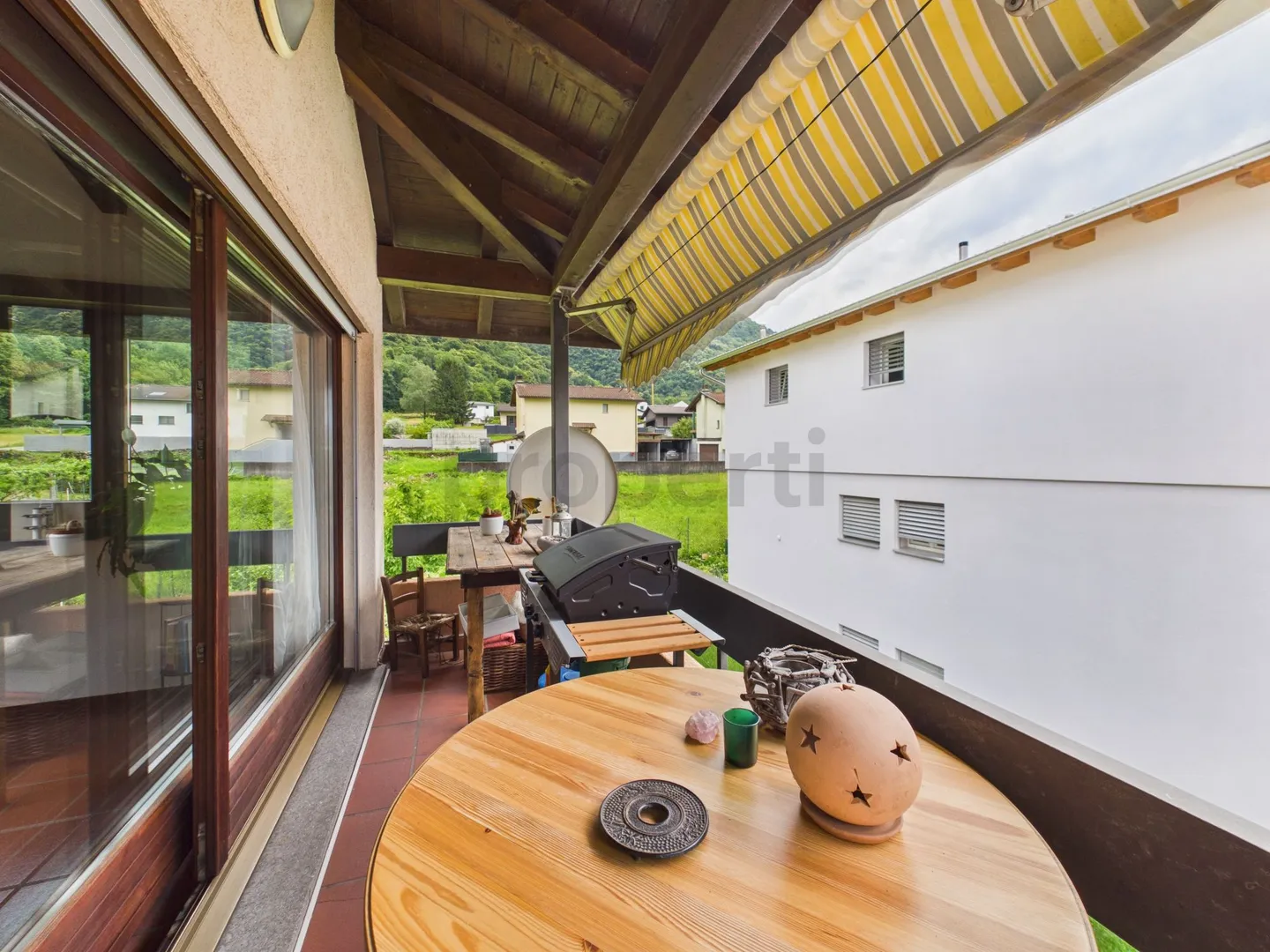 Elegante 4,5-Zimmer-Wohnung in einer Doppelhaushälfte mit Garten, Arbedo-Castione - Foto 6 von 13