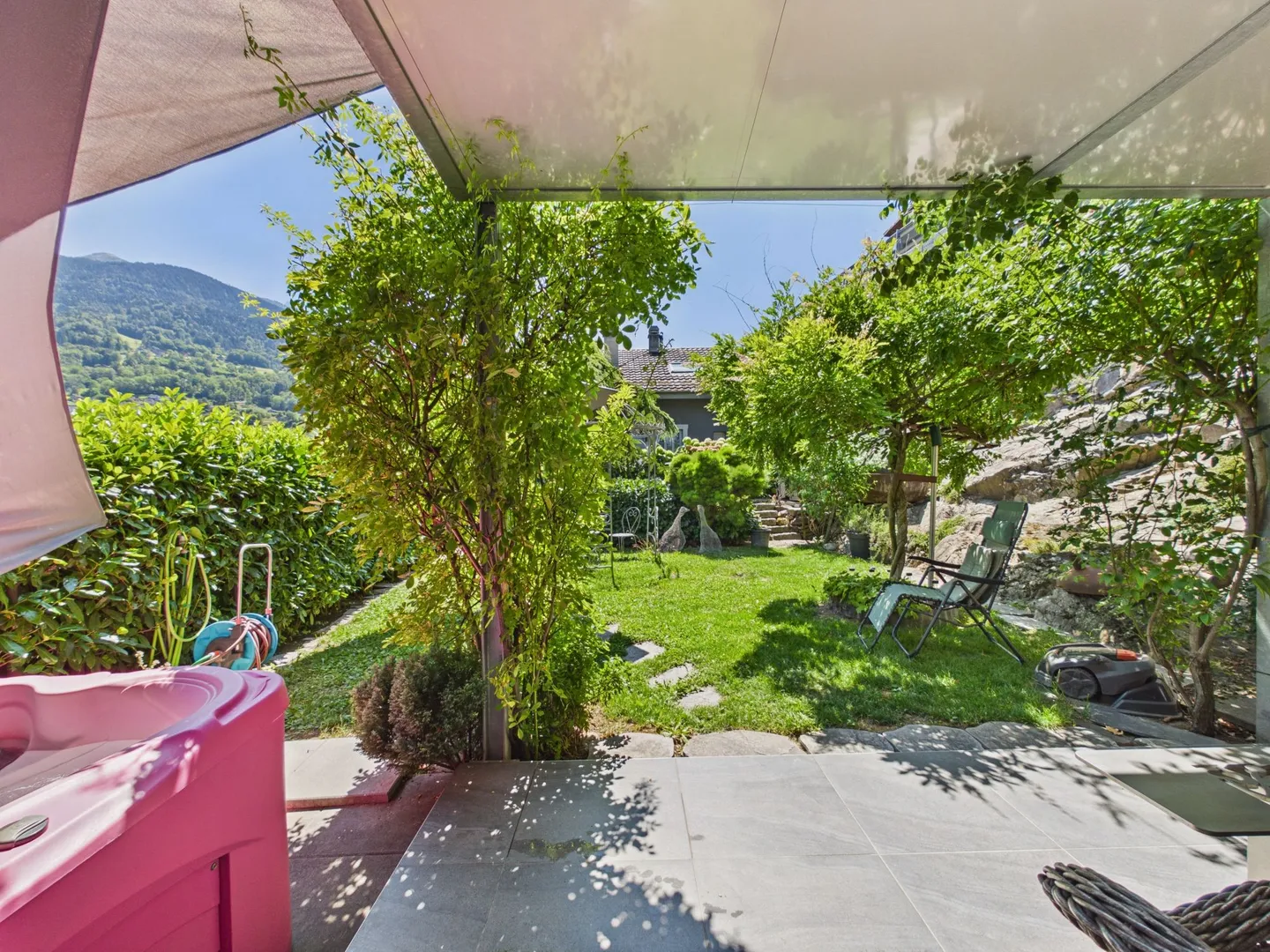 Villa architettonica contemporanea, giardino eccezionale con jacuzzi e pannelli solari - Foto 7 di 13