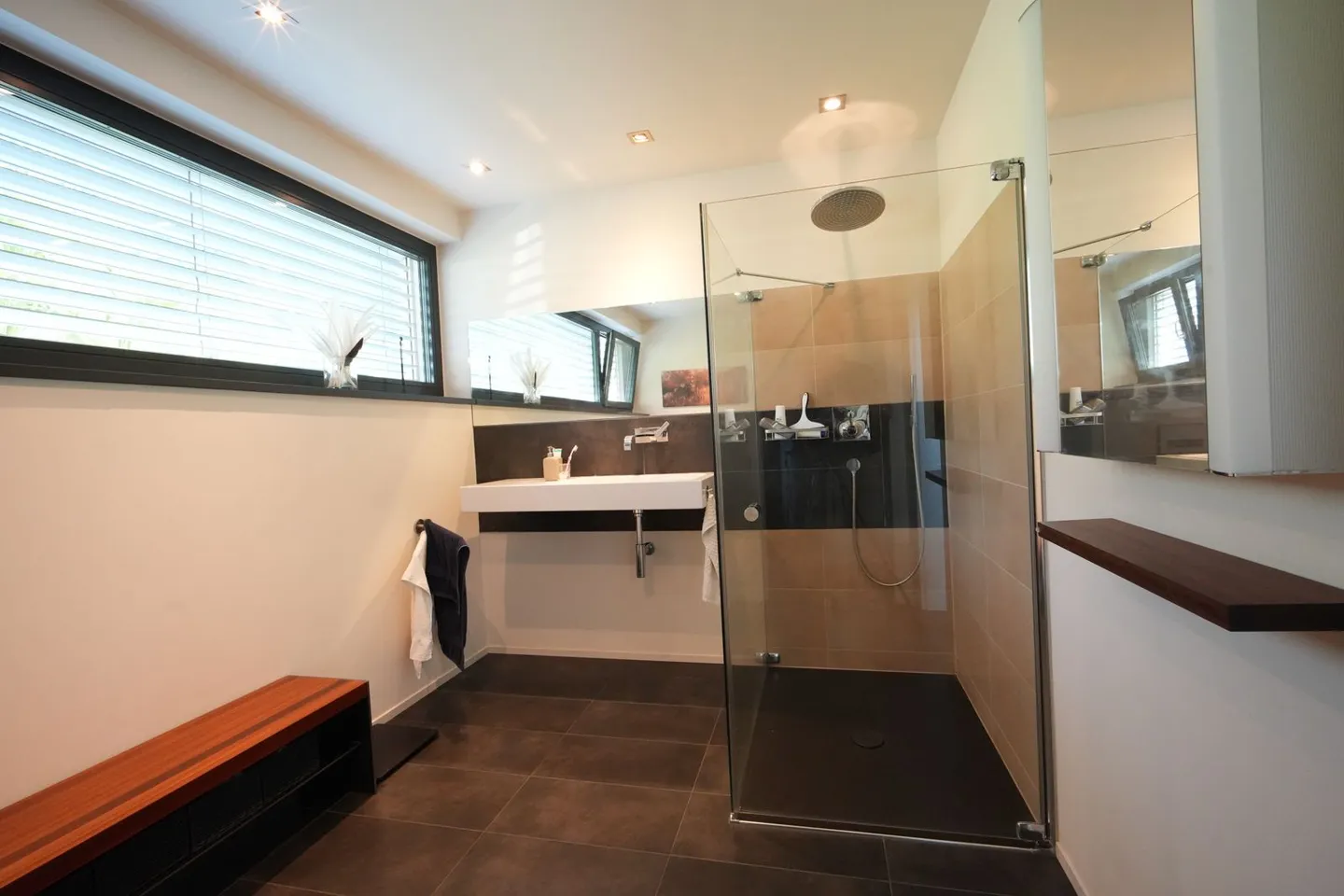 Dreamlike 4-Room Apartment with Lake View in Berlingen - Photo 9 of 13