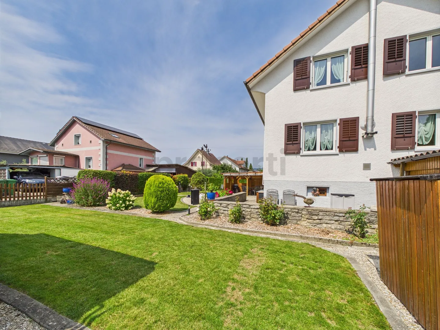 Incantevole casa unifamiliare di 4,5 stanze con grande giardino a Lyss - Foto 10 di 13