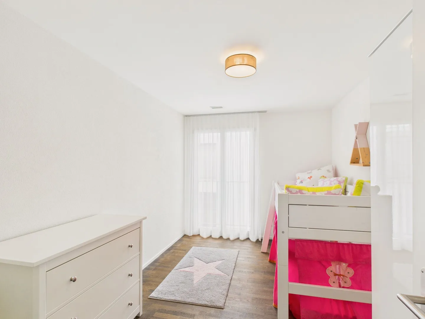 Spacious 5.5-room apartment with terrace in Ebmatingen, Canton of Zurich - Photo 7 of 13