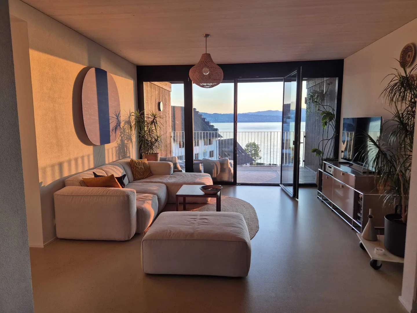 Appartement lumineux de 3,5 pièces avec loggia et vue sur le lac à Richterswil - meublé - Photo 1 sur 13