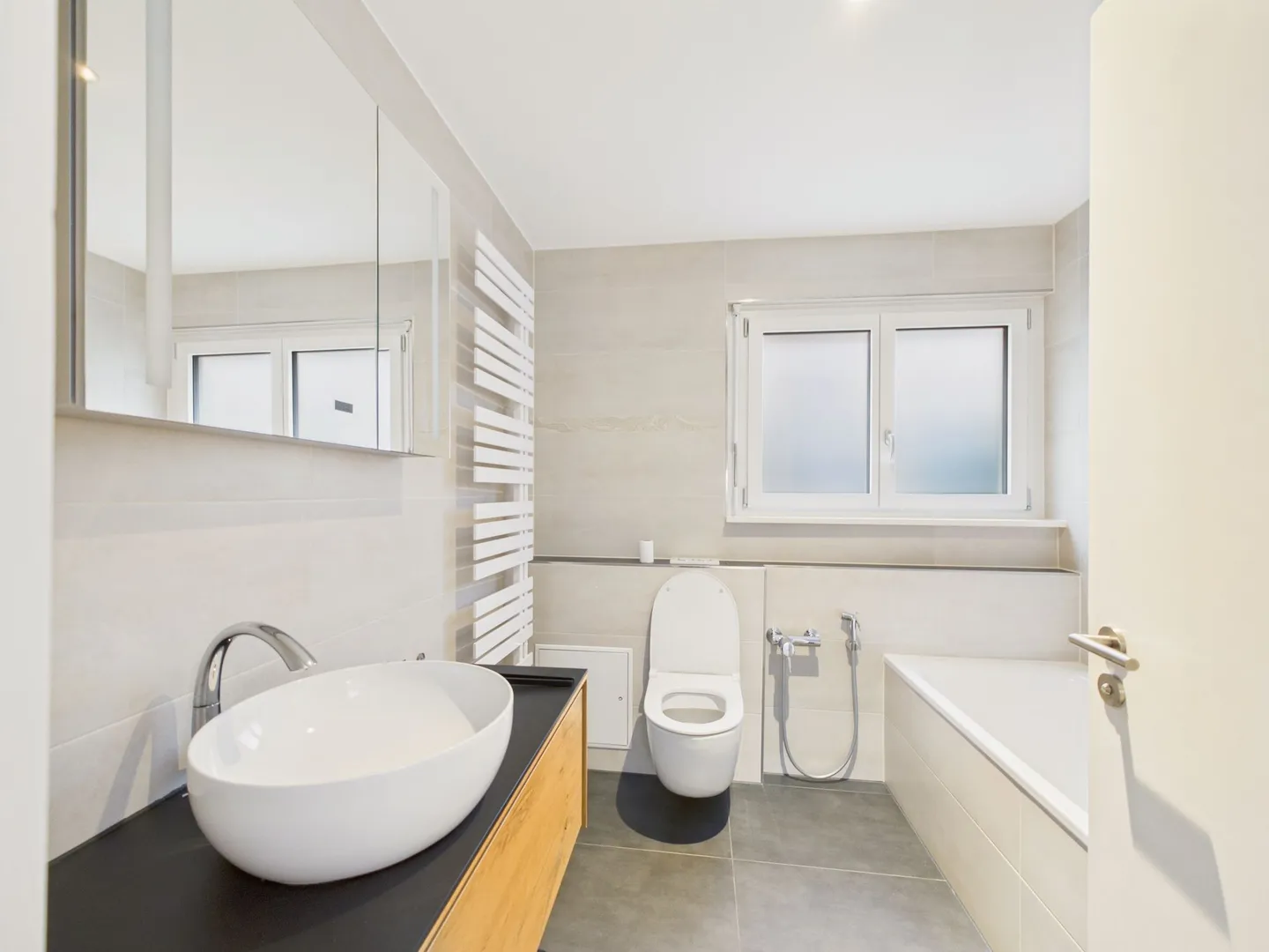 Light-Filled 4.5-Room Apartment in Köniz, BE - Photo 8 of 13