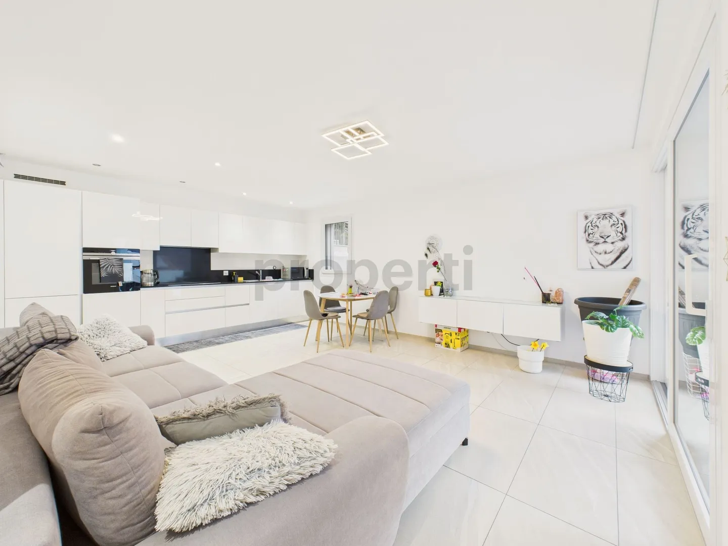 Income-generating building in Claro - 4 apartments in full ownership, gardens, verandas, and excellent location - Photo 1 of 12