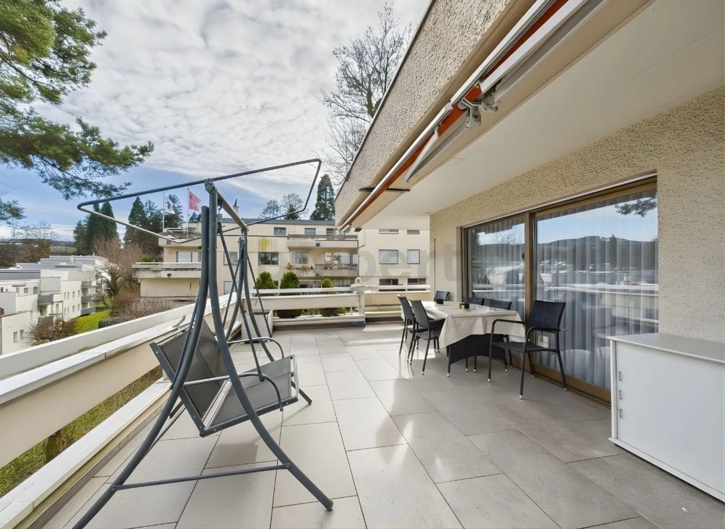 5.5-room apartment with spacious terrace and lake view - Photo 6 of 13