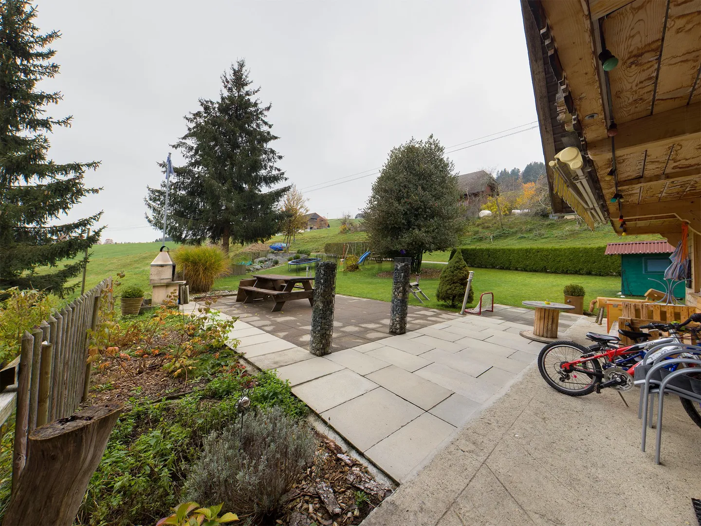 Maisonette spacieuse de 5,5 pièces avec un immense jardin paradisiaque - Photo 7 sur 13