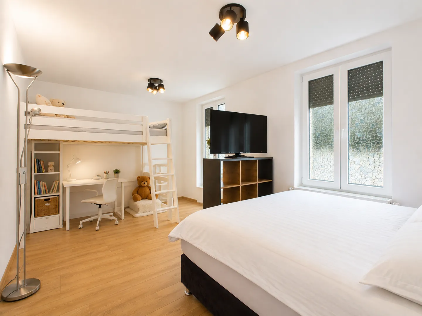 Renovated Apartment Building with Attractive Yield in Biel/Bienne - Photo 6 of 11
