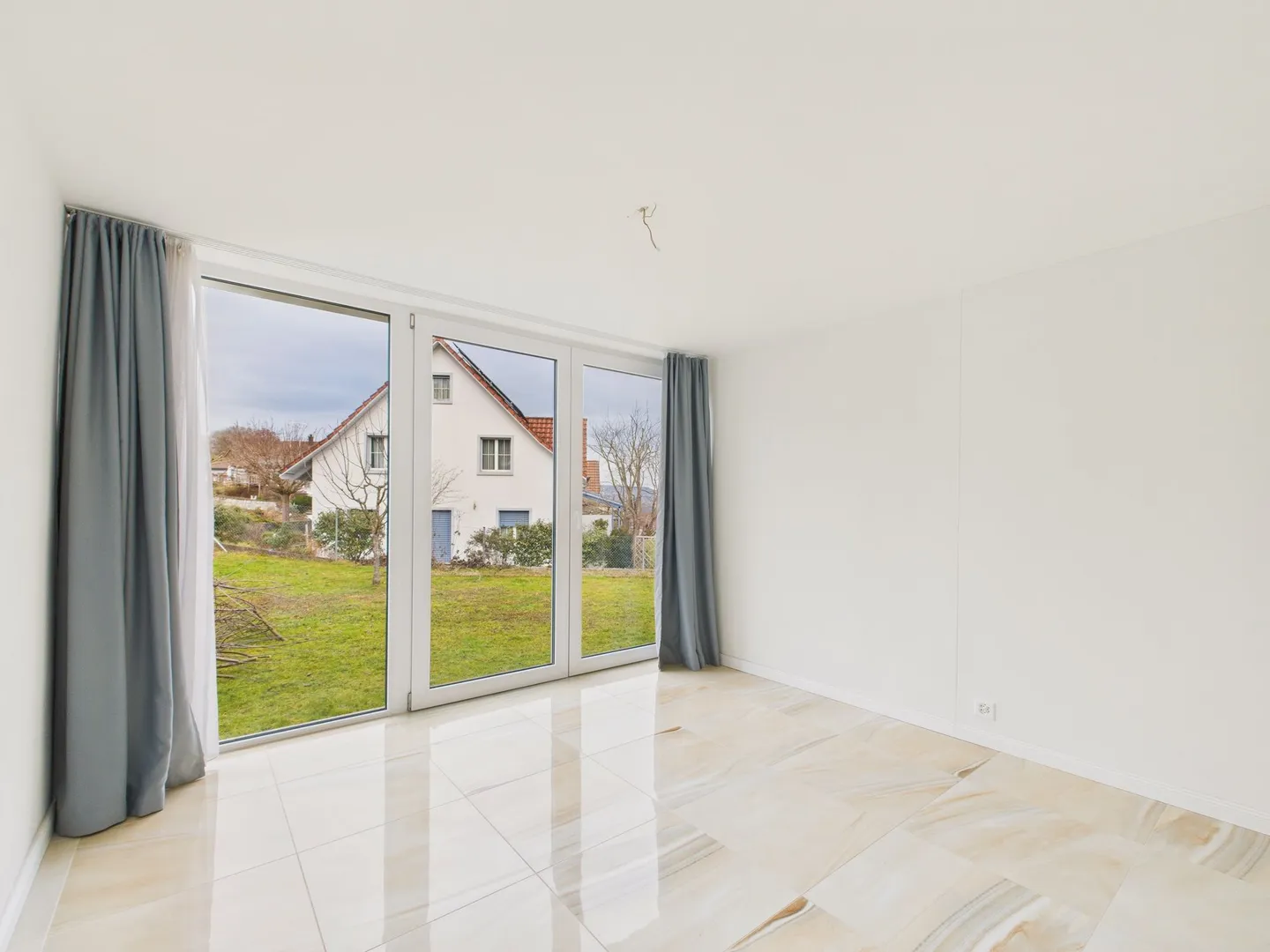 Flexible Living Wonder in Weiach: High-Quality Ground Floor Apartment with XL Garage and Separate 1.5-Room Apartment - Photo 6 of 13
