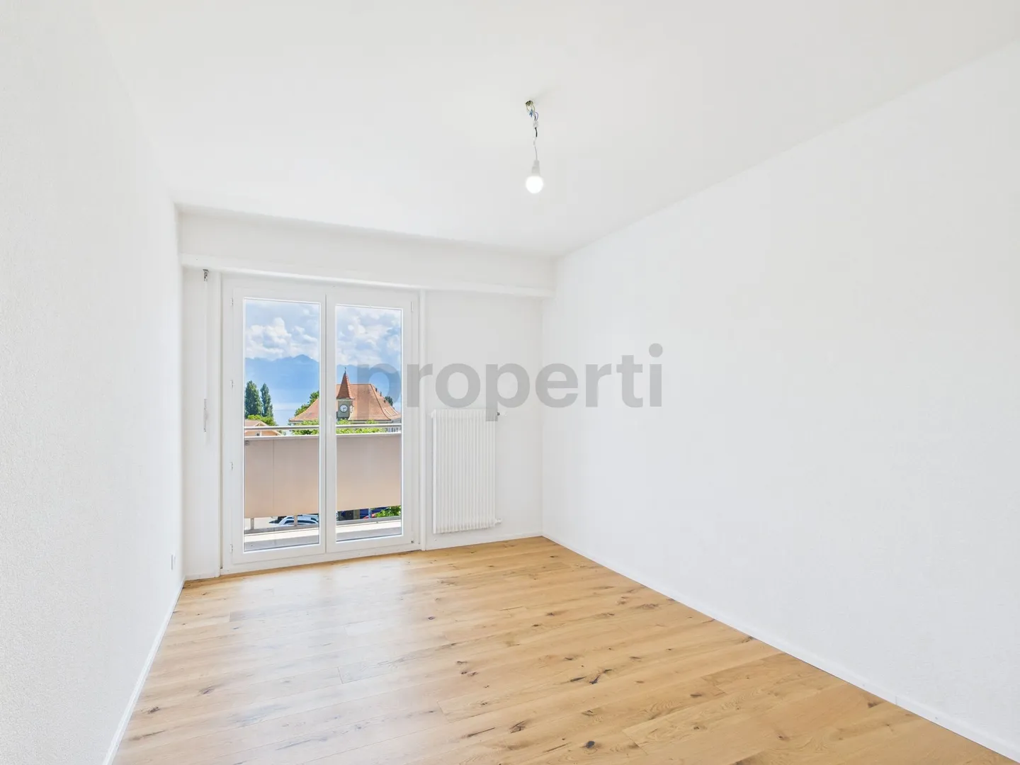 Large 5.5 room apartment with lake view, fully renovated (2025), St-Sulpice center - Photo 8 of 12