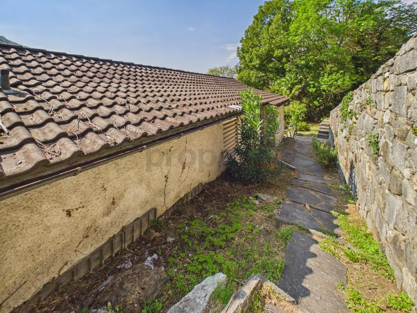 Stunning View over the Morobbia Valley, Garden with Pergola & Renovation Potential! - Photo 11 of 12