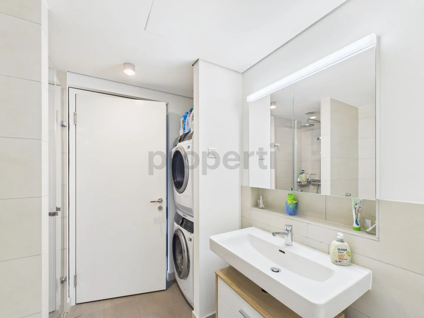 Appartement en duplex moderne de 3,5 pièces avec deux balcons à Zurich Oerlikon - Photo 7 sur 13