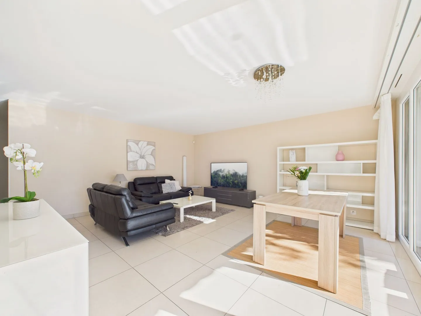 Furnished, modern and bright 5-room apartment with garden in Châtelaine - Photo 2 of 13