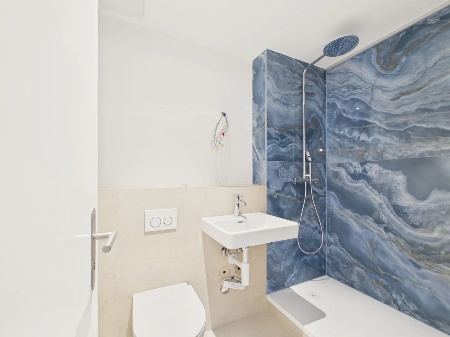 Moderne 2.5-Zimmer-Wohnung mit Pool - Foto 7 von 12