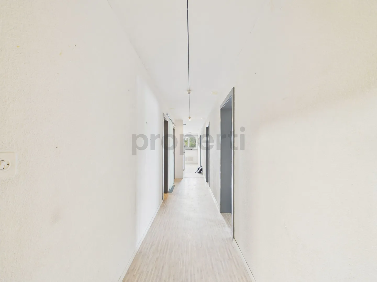 Lichtdurchflutetes Wohnen mit Balkon und Weitsicht - Foto 8 di 12