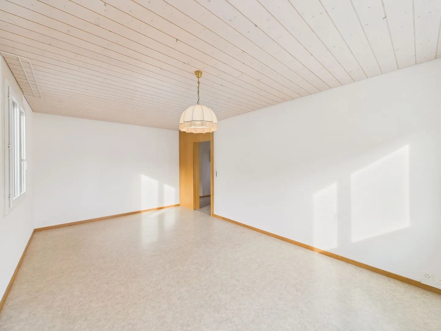 Charming 4.5-Room Townhouse in Münchenbuchsee - Photo 5 of 13