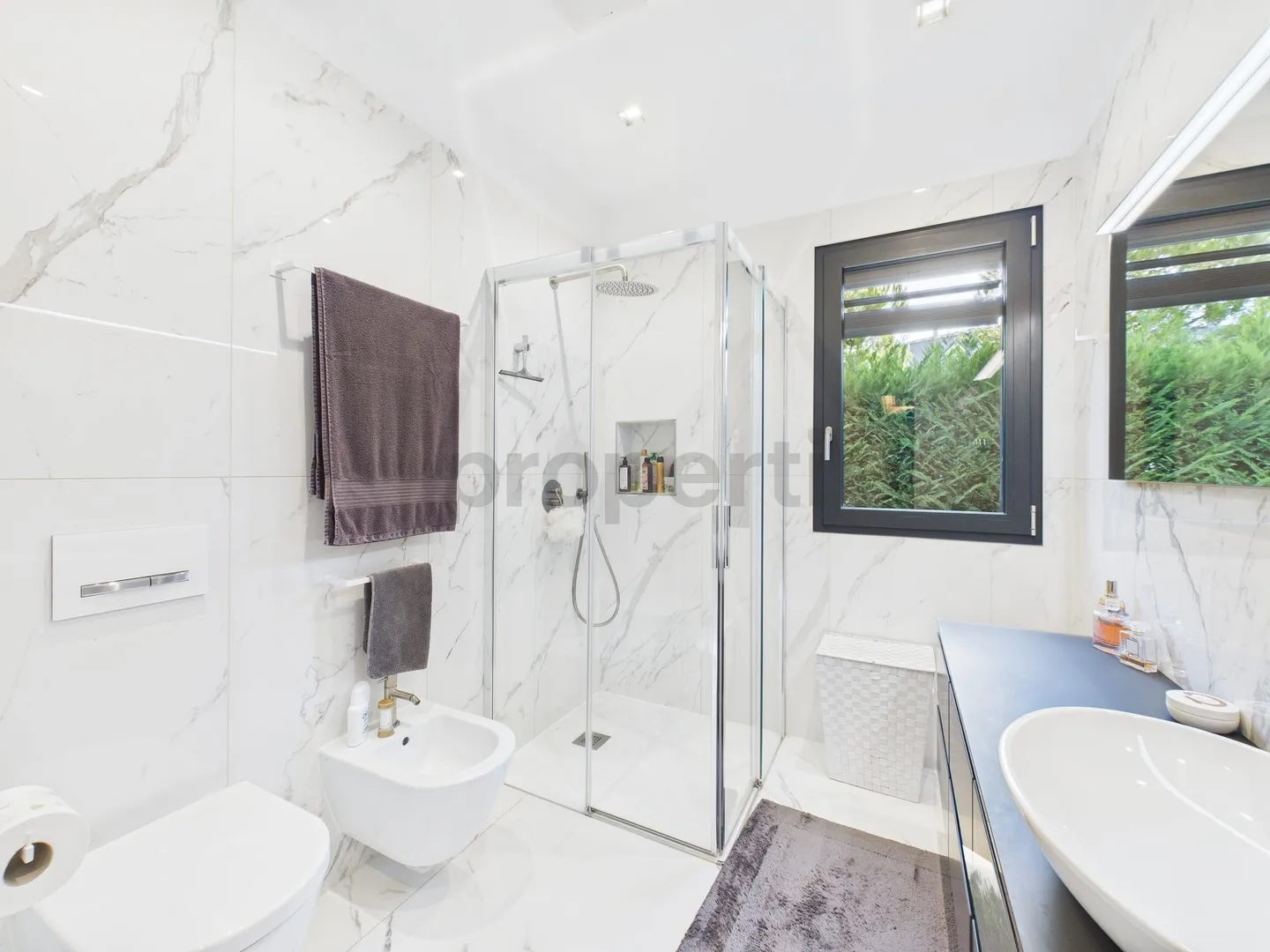 Casa moderna con giardino, spa privata e tecnologia avanzata a Locarno - Foto 10 di 13