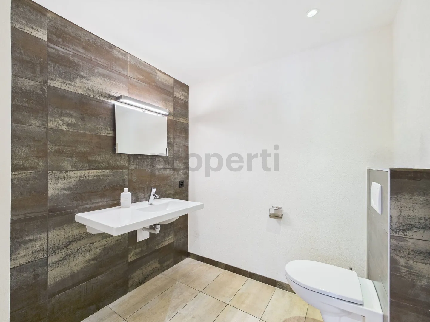 4.5-room apartment in the heart of Crans VS - charm, space, and renovation potential - Photo 8 of 9