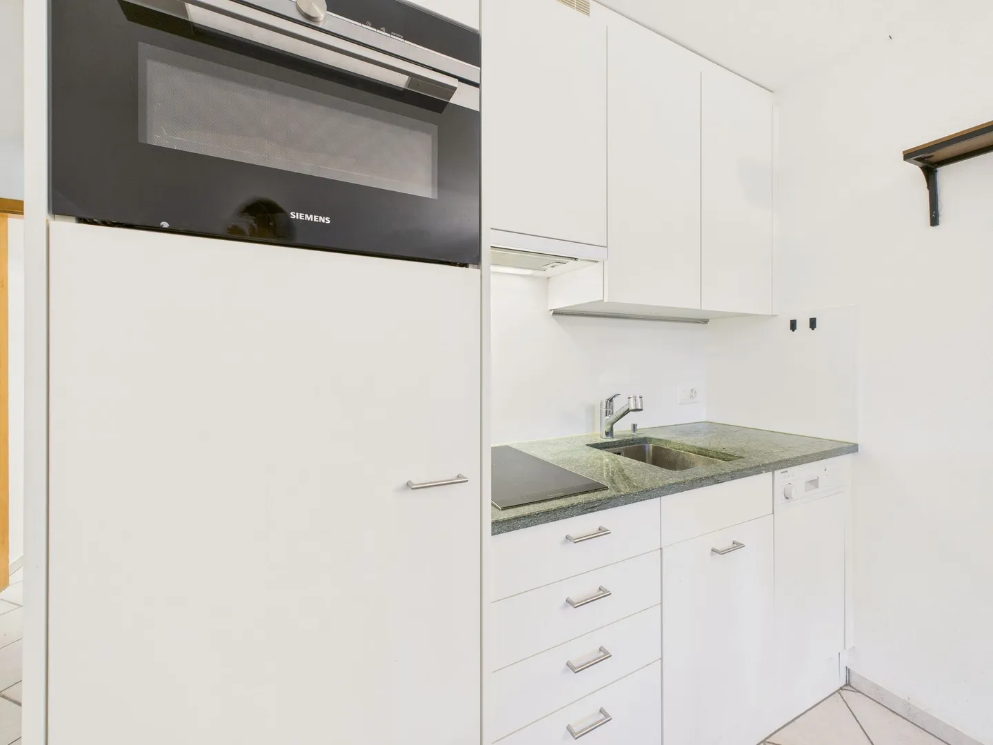 Living with a View - Charming 2.5-Room Apartment with Large Garden Terrace and Mountain View in Laax Village - Photo 5 of 13