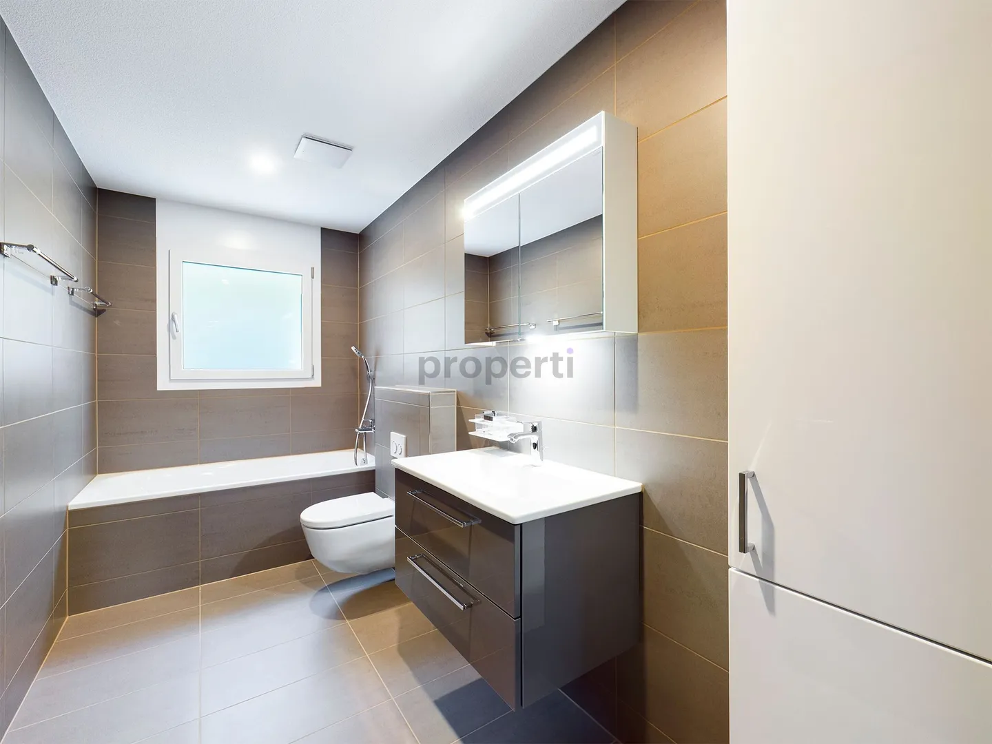 Moderne 3.5-Zimmer-Wohnung in Bärau mit Balkon und Parkplatz - Foto 7 von 10