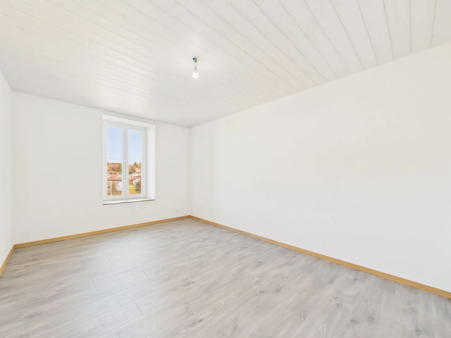 Appartement lumineux et entièrement rénové avec cheminée de 4.5 pièces à Châtillens (Oron)  charme, confort et modernité au cSur de la campagne vaudoise - Photo 6 sur 13