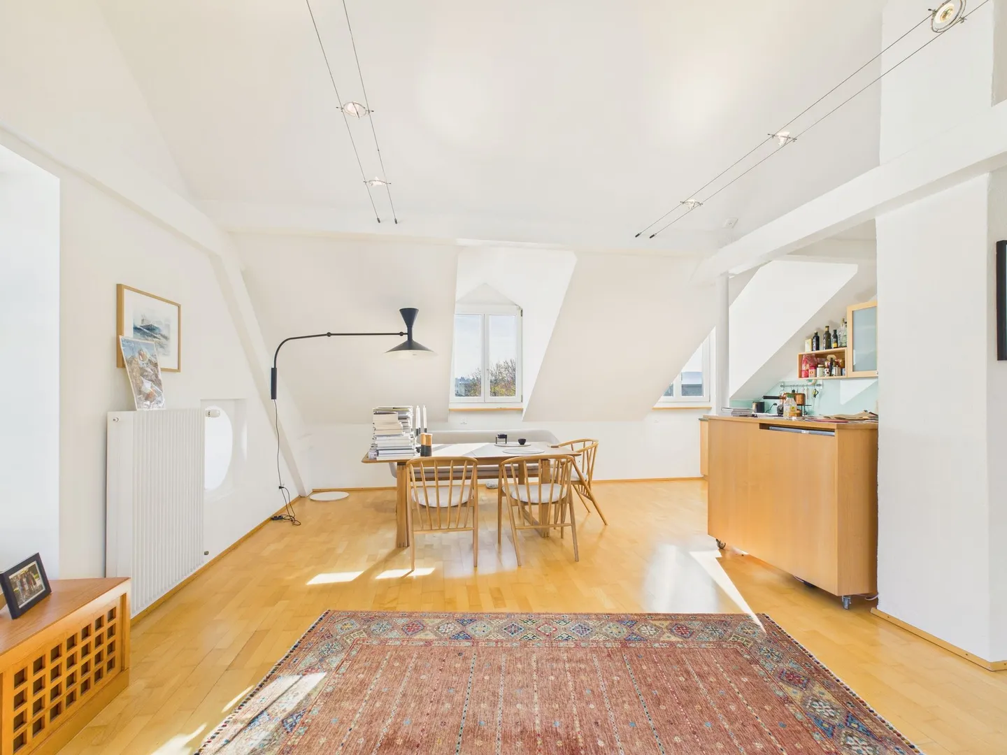 Appartement en attique rénové et ensoleillé de 2,5 pièces avec vue à Bâle - Photo 4 sur 11