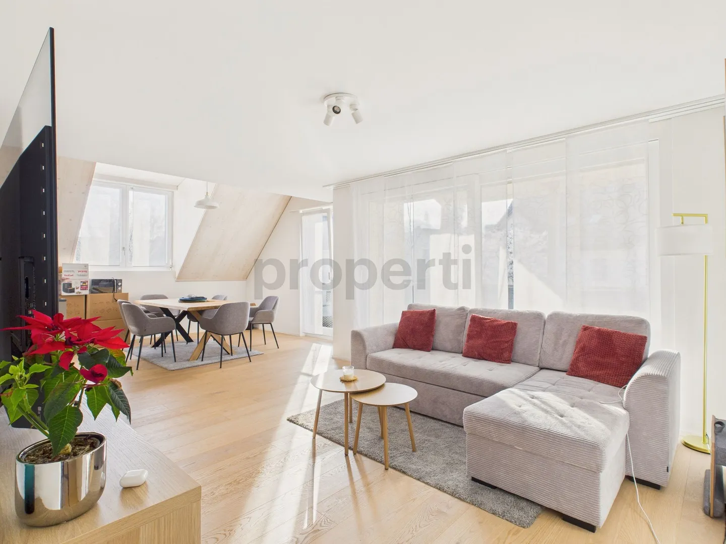 Moderne Maisonette mit Balkon - Foto 1 von 13