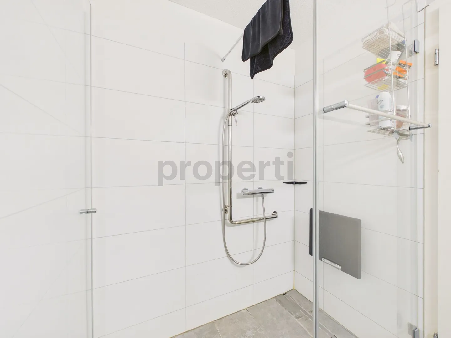Spacious 4.5-room apartment with sunny balcony in Tuggen SZ - Photo 8 of 9