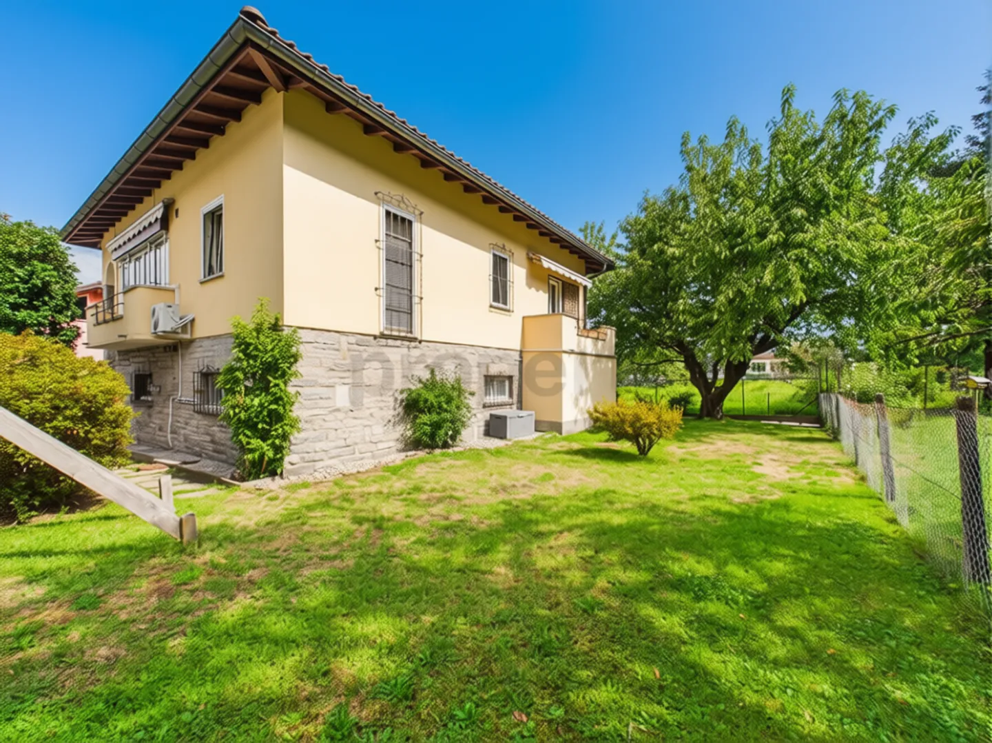 Casa unifamigliare rinnovata nel 2018 e 2023 con ampio giardino - Foto 1 von 12