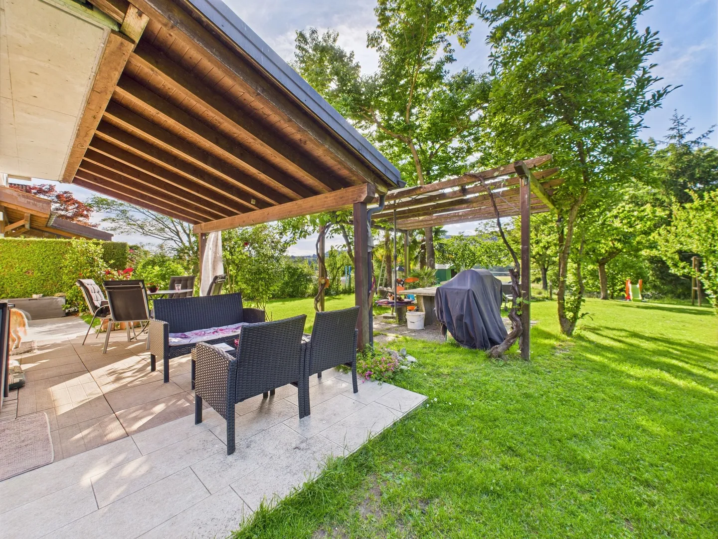 Tranquility and Nature: Beautiful Villa with Large Garden - Photo 10 of 13