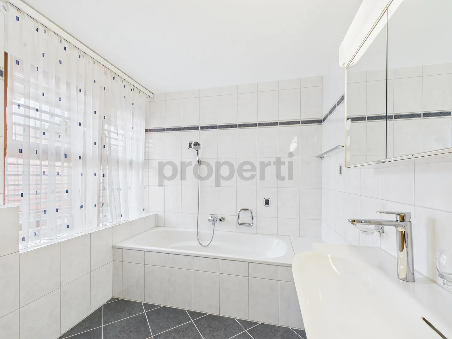 Gioiello architettonico con ampio spazio abitativo e comfort abitativo unico a Würenlingen - Casa a schiera di 8,5 stanze - Foto 12 di 13