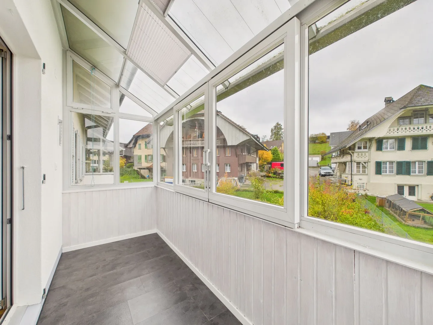 Charmante 3.5 Zimmer Wohnung mit sonnigen Wintergarten - Foto 1 von 8