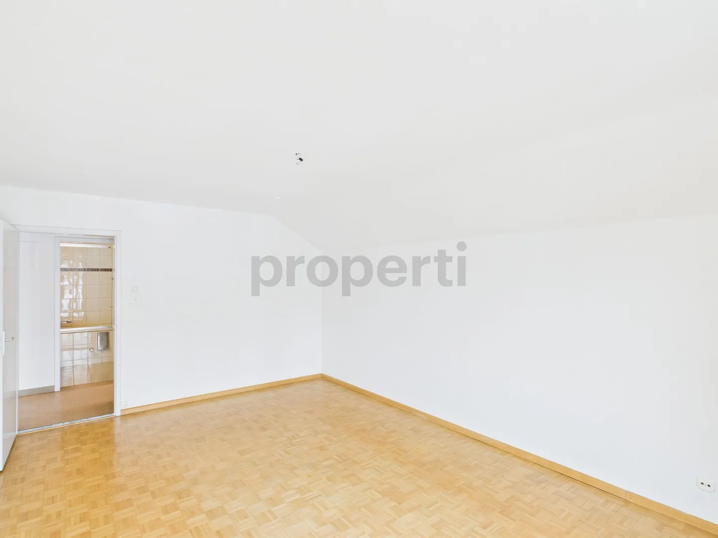 Helle 3-Zimmer Dachwohnung mit Balkon in Bottmingen - Foto 7 von 11