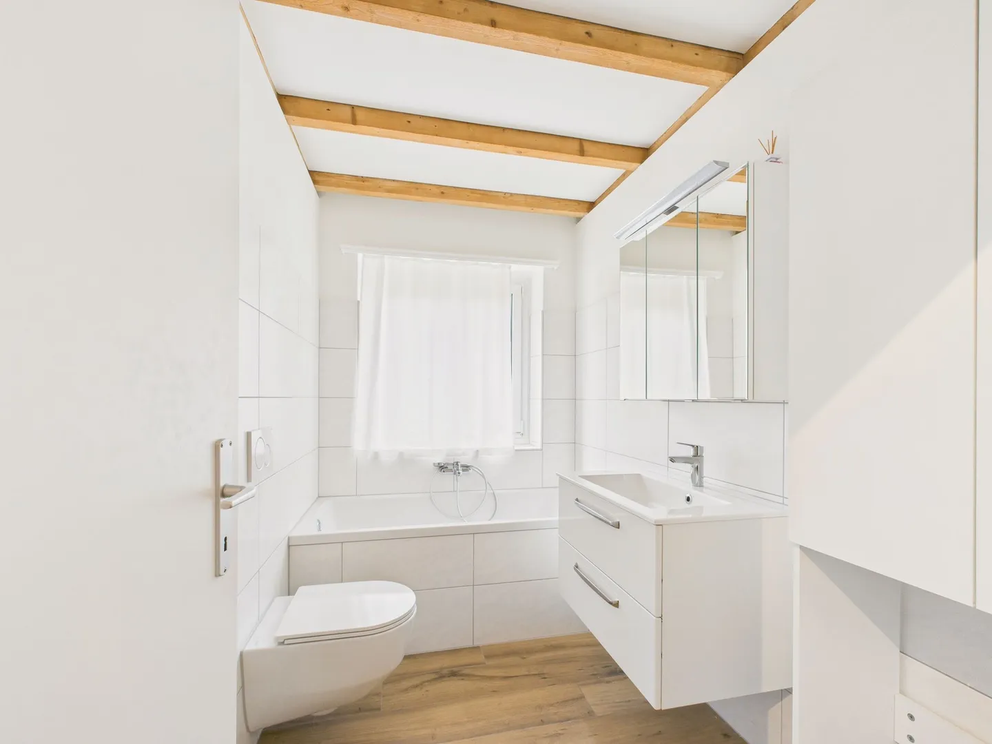 Appartement sous les combles moderne de 3,5 pièces avec belle vue dans le charmant Bäch SZ - Photo 4 sur 8