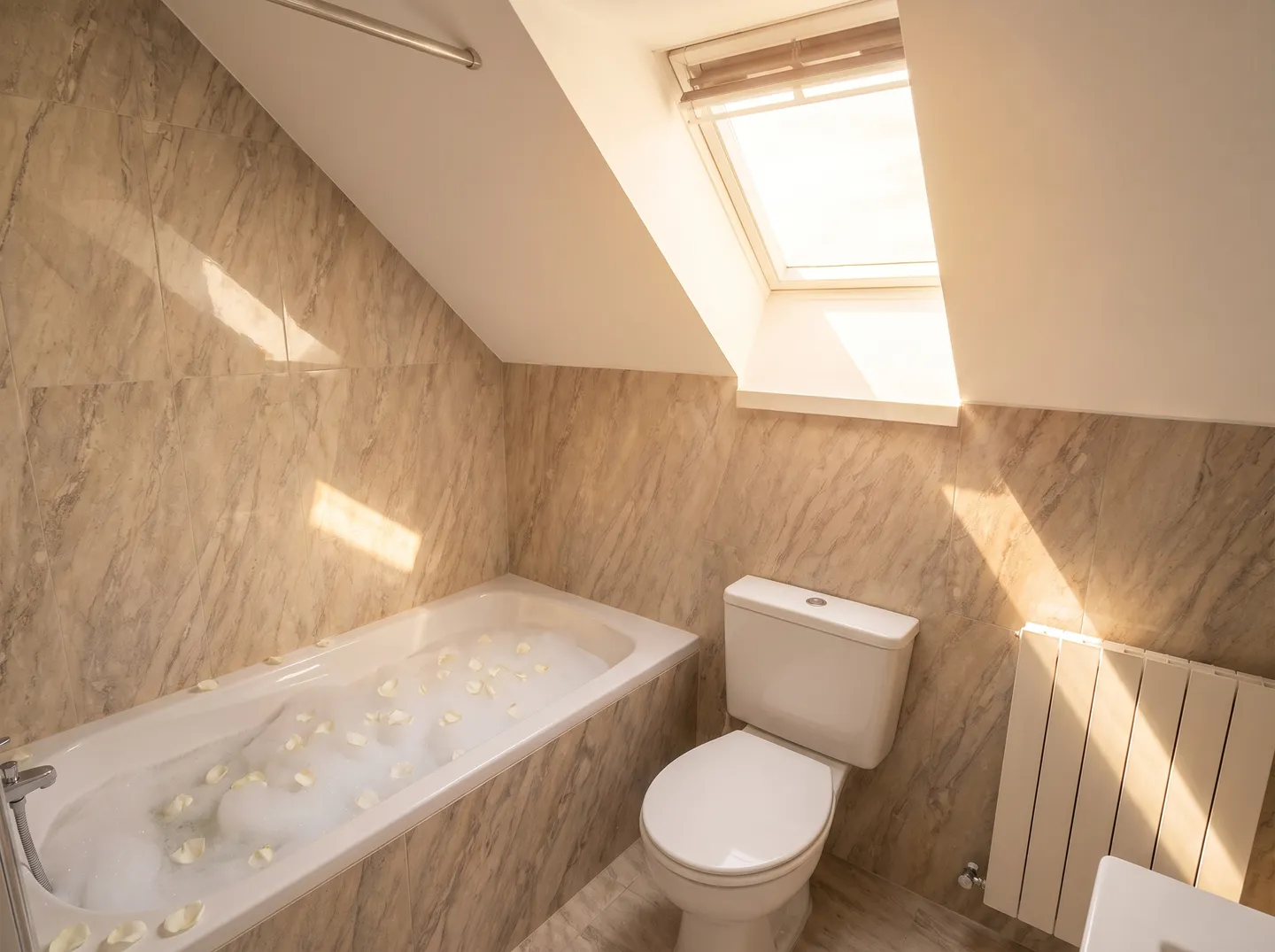 Récemment rénové avec tour de lavage privé et excellente connexion aux transports en commun à la gare de Stadelhofen - Photo 7 sur 8