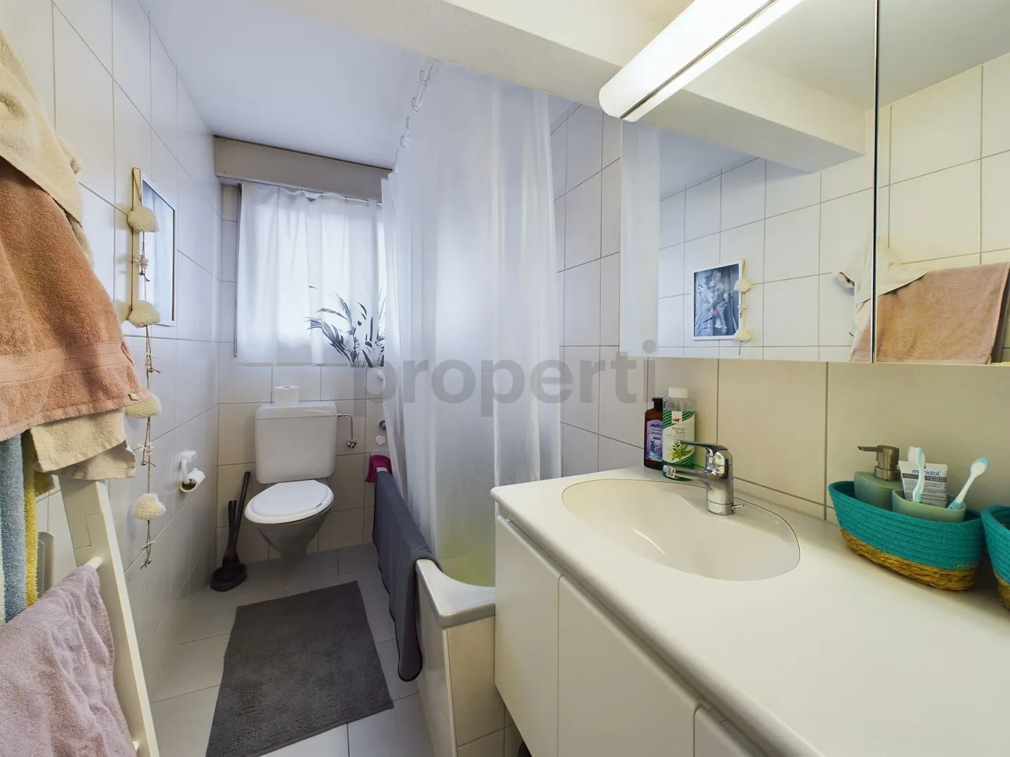 Heimelig 2.5-Zimmer-Wohnung mit Galerie und Aussicht in Uttigen - Foto 5 von 6