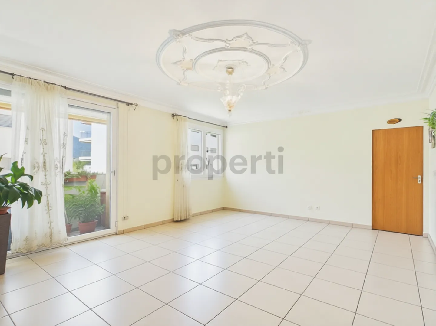 ELEGANT 4.5-ROOM APARTMENT With terrace and private laundry - Photo 4 of 13