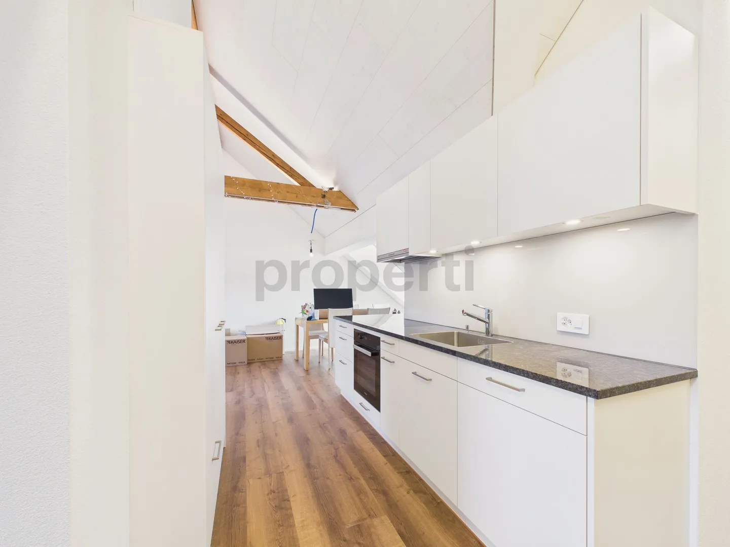 Appartement sous les combles de 2,5 pièces récemment rénové dans un emplacement central à Rudolfstetten-Friedlisberg - Photo 2 sur 11